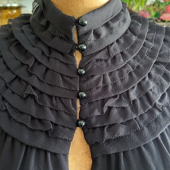 Diane Von Furstenberg Keyhole blouse with Cap sleeves - Picture 3 of 7